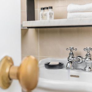 Habitación Adaptada para Personas con Discapacidad Auditiva con Cama Queen